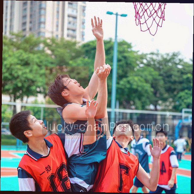 四叶草与四角星线框符号叠加笔记本格线的抽象插画